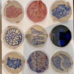 Boîtes de Pétri. Travail de papier et gravure. Ø 9 cm. Boîtes de Pétri. Travail de papier et gravure. Ø 9 cm.