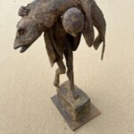 Le porteur d'un grand poisson. Sculpture (bronze). H 52 cm Roland Devolder : Le porteur d'un grand poisson. Sculpture (bronze). H 52 cm